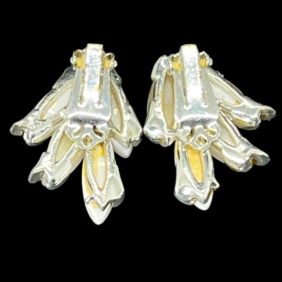 Vintage Climber Clip On Earrings Opaque White Pearly Thermoset Silver Setting - Picture 9 of 10